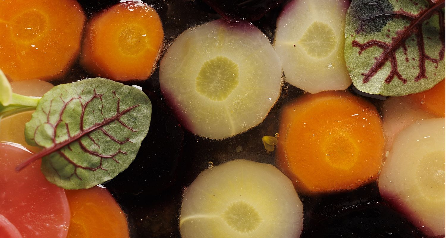 Nahaufnahme auf Scheiben geschnittenen Gemüse im Gourmet Hotel
