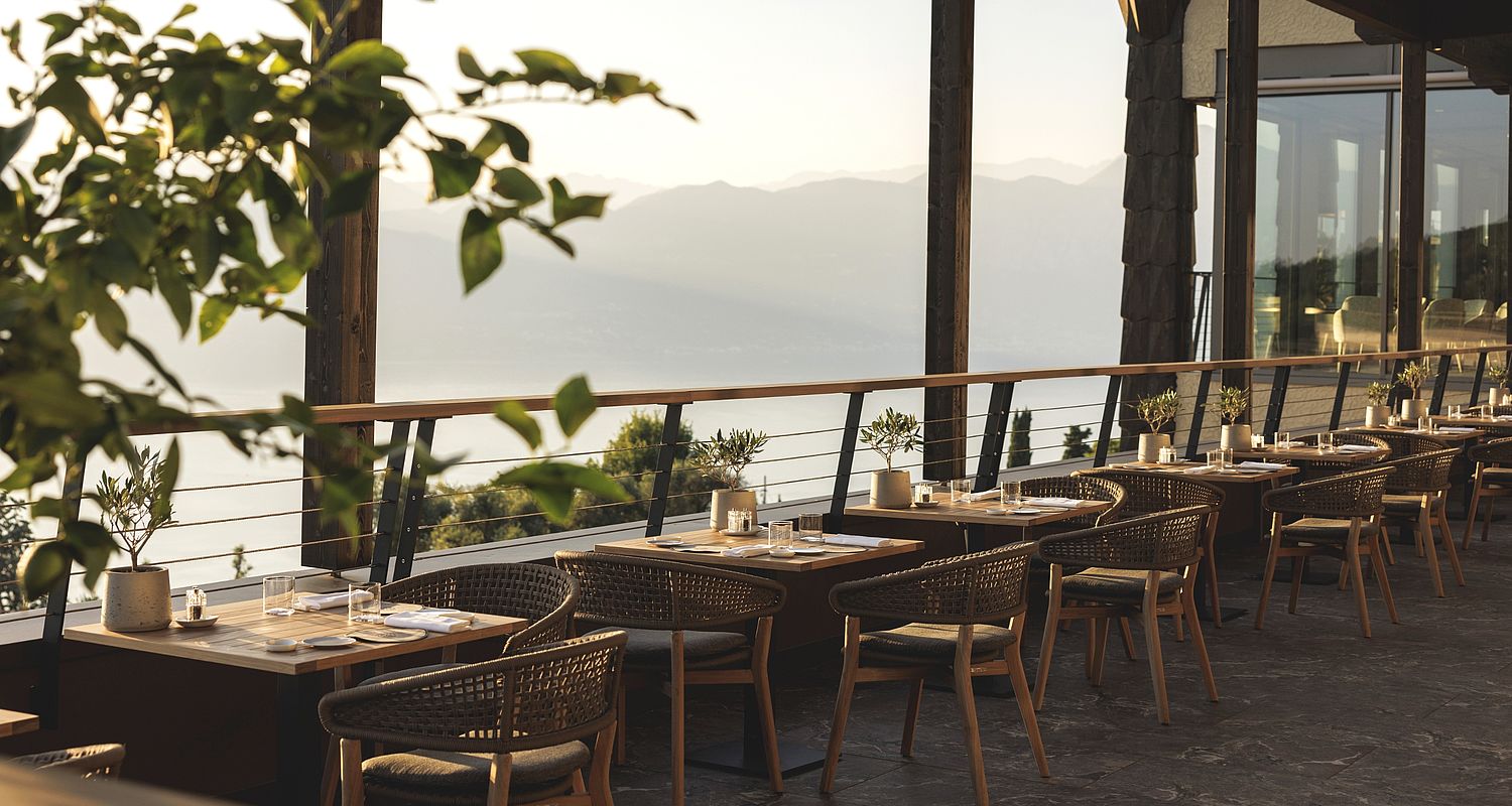 Tische am Geländer mit Ausblick auf Gardasee
