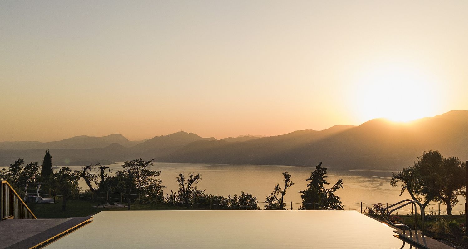 Piscina a sfioro al tramonto al Lake Garda Hotel
