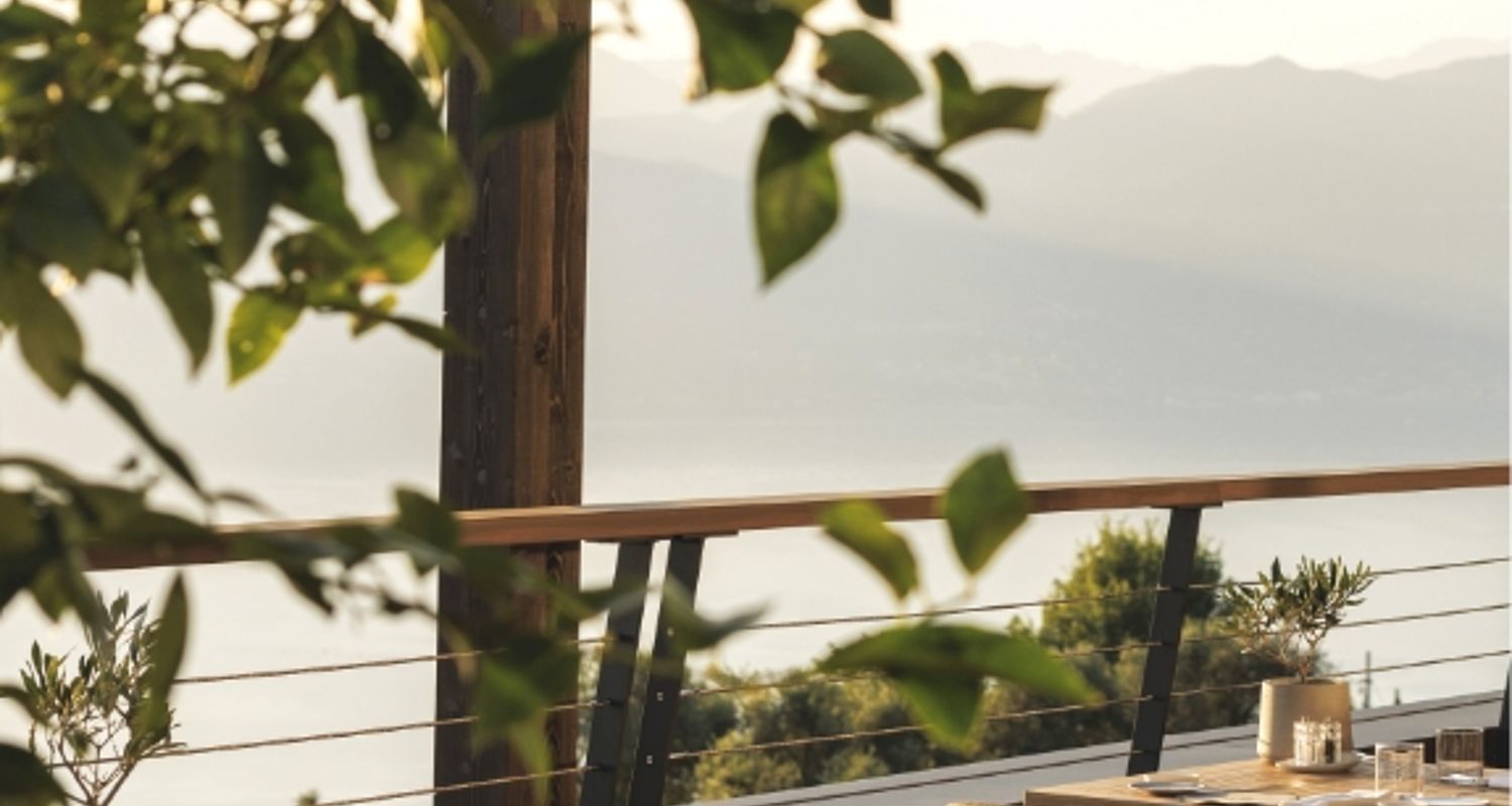 Tische am Geländer mit Ausblick auf Gardasee