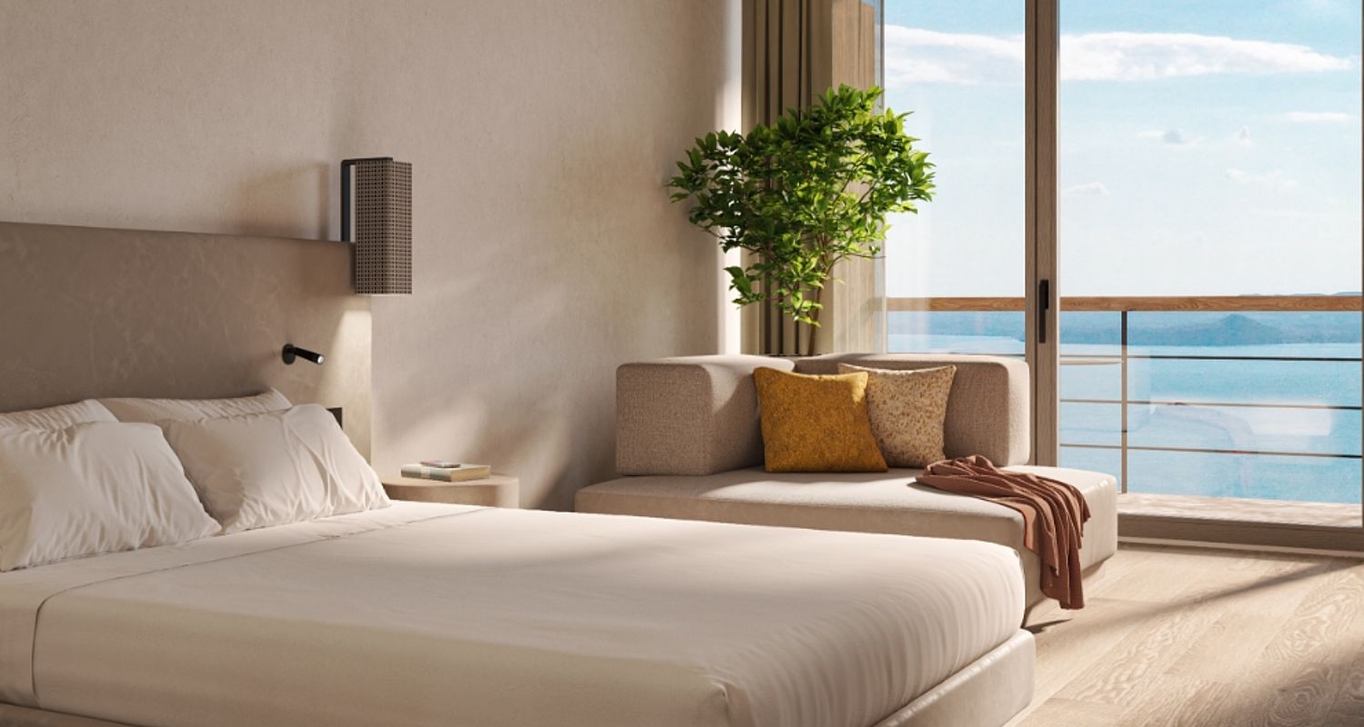 Schlafzimmer mit Doppelbett und Blick auf Gardasee im 5 Sterne Hotel
