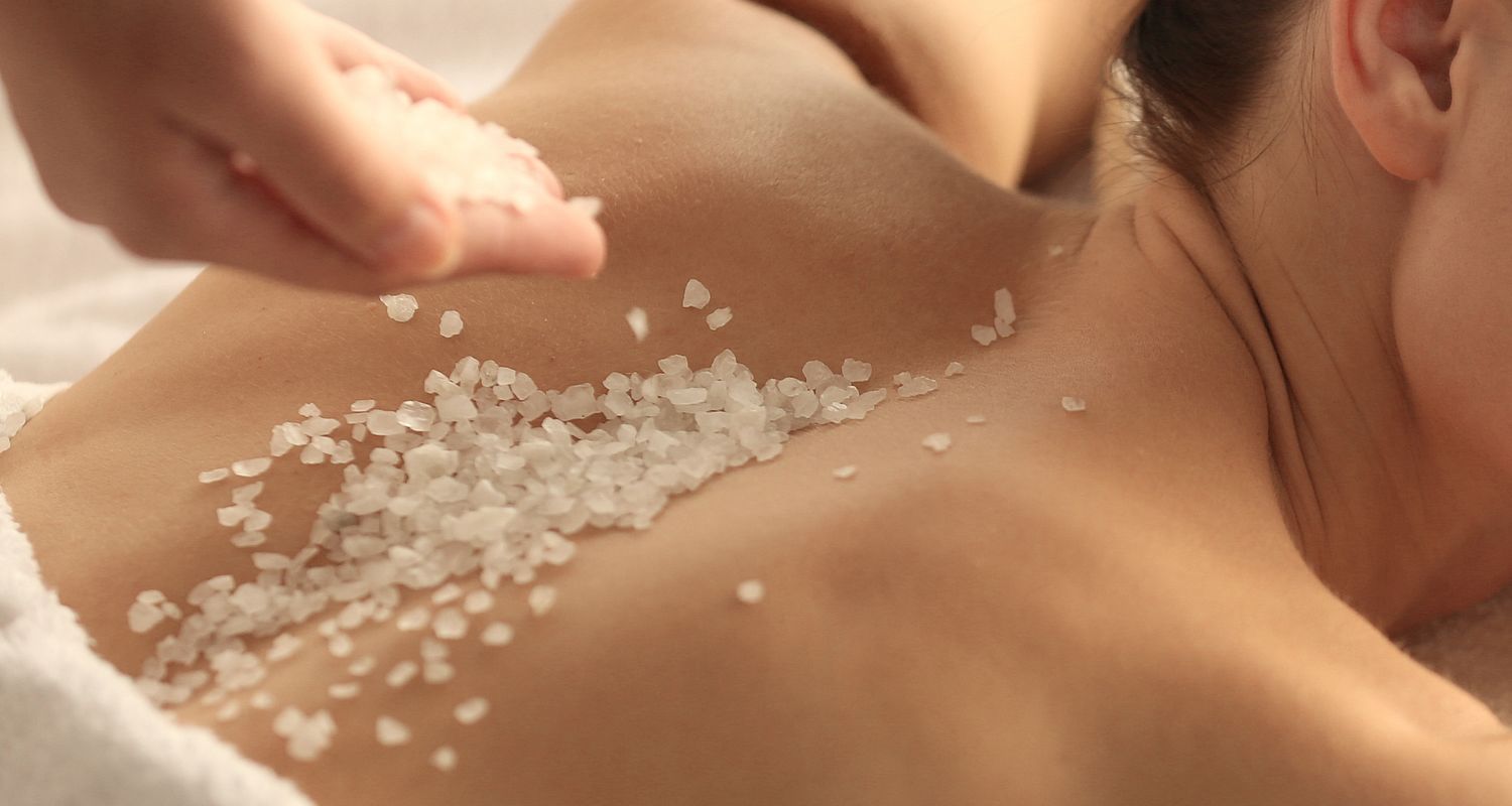 Woman gets a salt cure on her back at the Wellness Hotel Lake Garda