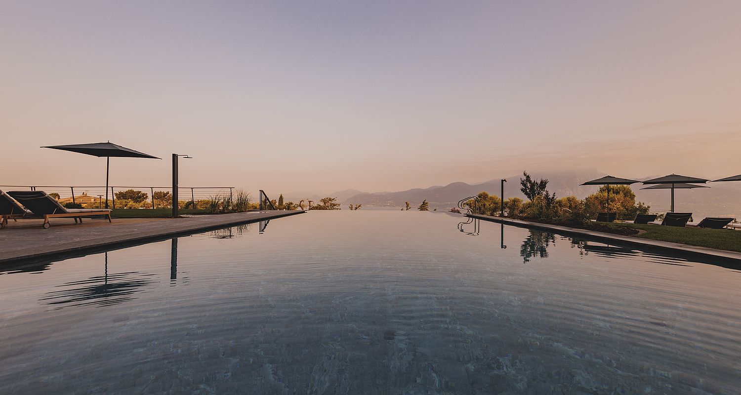 La piscina nella luce della sera allo Spa Hotel Lake Garda