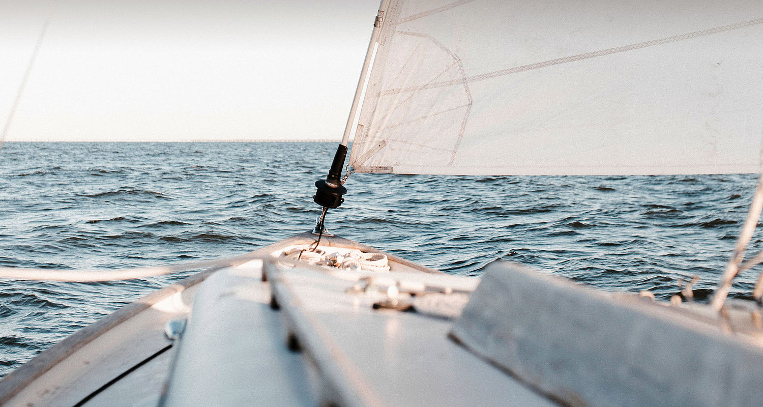 Barca a vela sul lago di Garda