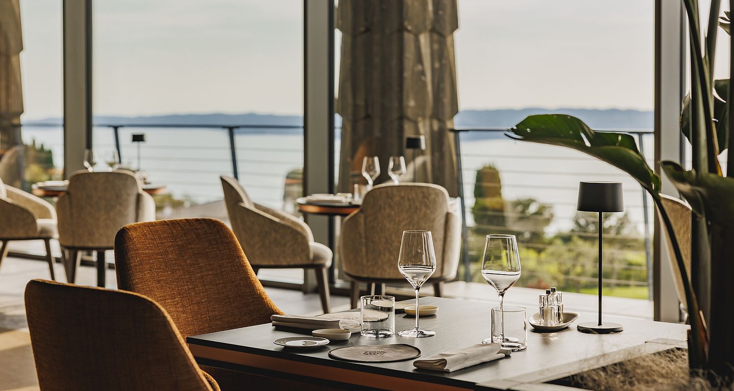 Tavolo da pranzo apparecchiato nella hall dell'Hotel Lago di Garda