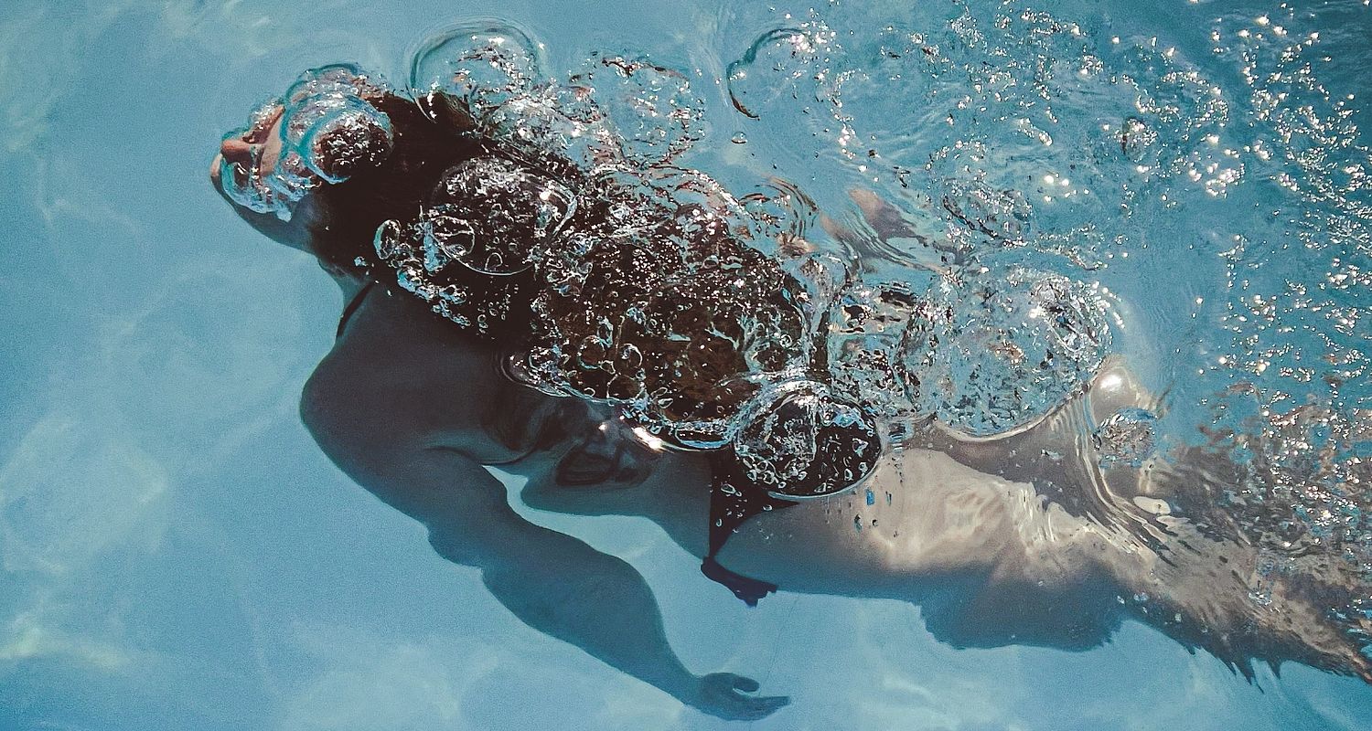 Frau taucht im Hotel Gardasee Pool