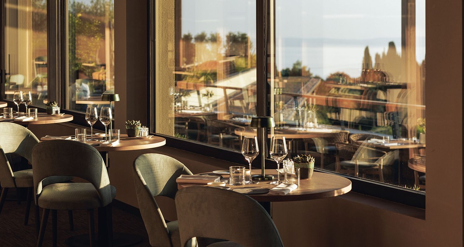 Set tables next to windows on Lake Garda