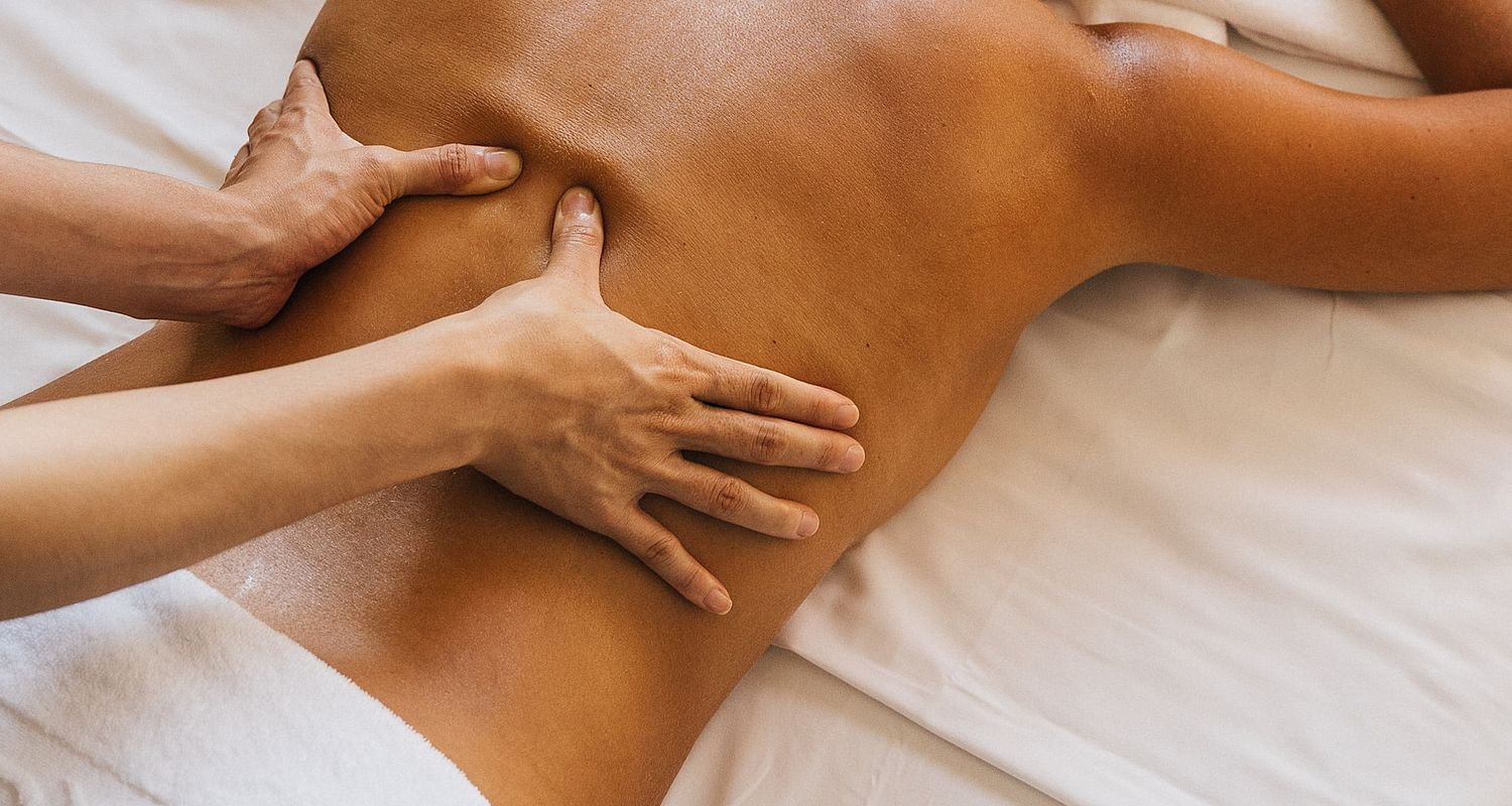 Una persona riceve un massaggio al Luxury Resort Lake Garda