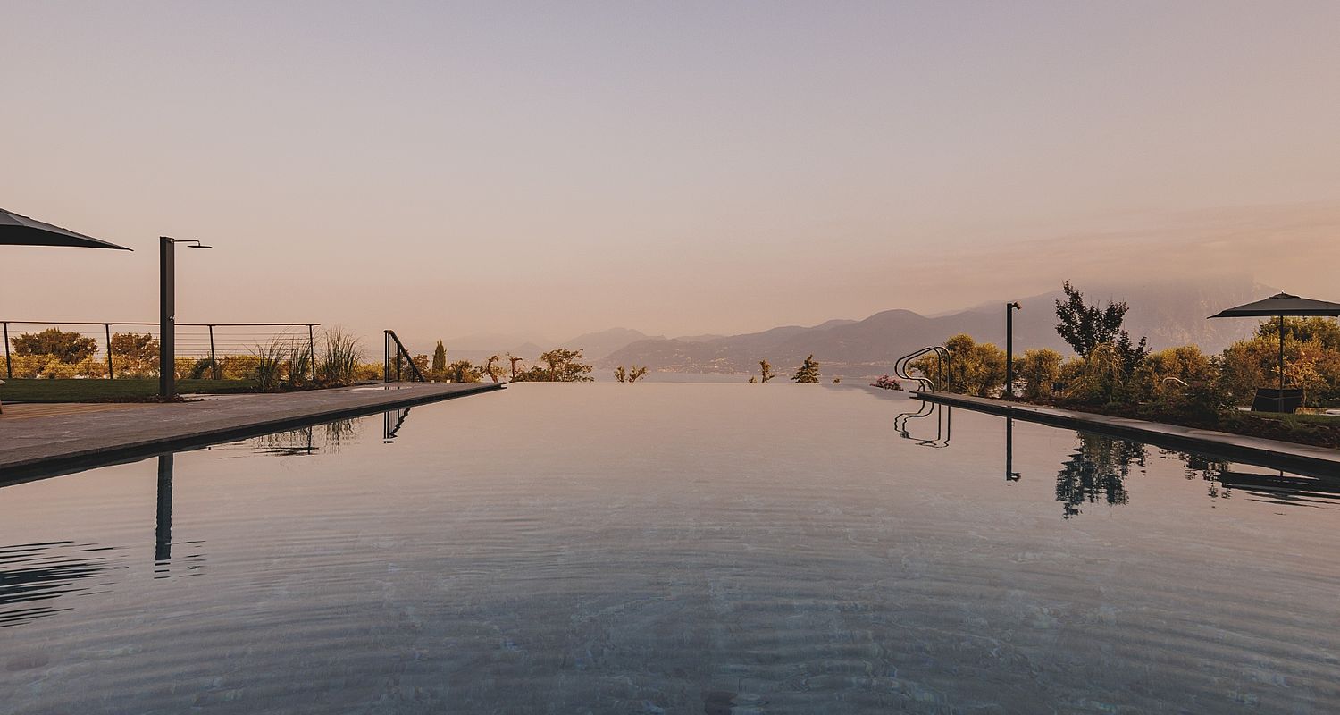 La piscina nella luce della sera allo Spa Hotel Lake Garda
